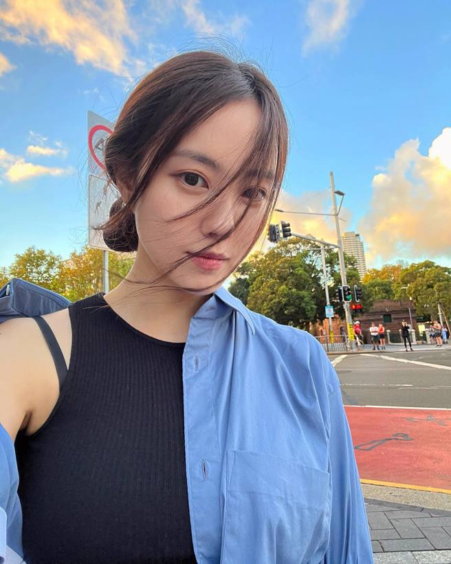 孝敏置身彩虹街景，兴奋合照留念。(图/孝敏 ig)