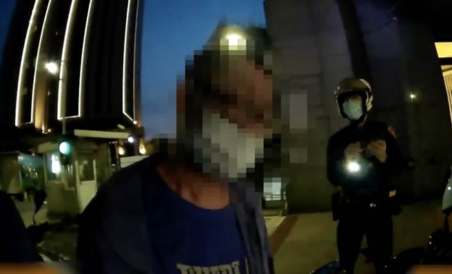 巡邏警力到場對嫌煩進行盤查，並說明該車為贓車。（警方提供）