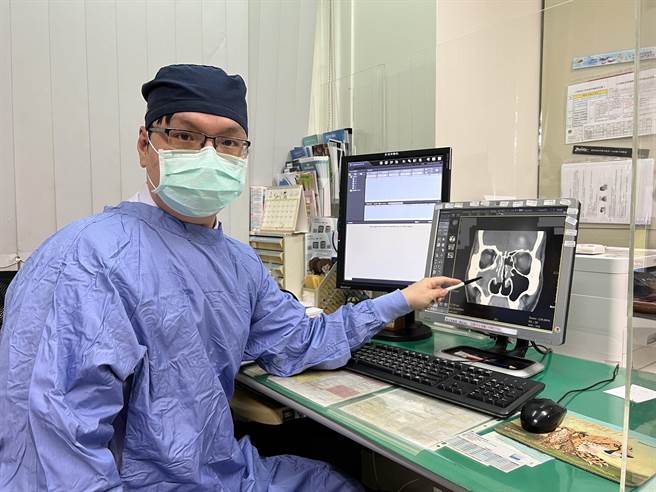 澄清医院中港院区耳鼻喉科医师林奂宇指出，28岁语言治疗师鼻窦炎合併鼻瘜肉肥大，右侧鼻部更为严重，鼻瘜肉已占满鼻部空间。（澄清医院提供／冯惠宜台中传真）