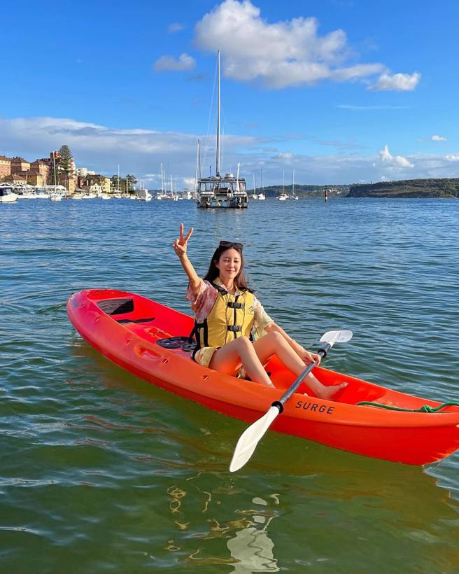 孝敏闭眼摆出胜利v手势，享受当下的澳洲生活。(图/孝敏 ig)