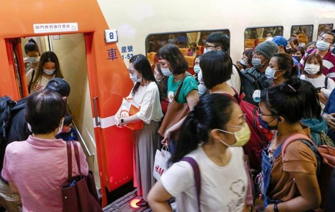 台铁5月1日全面停驶，技专统一入学测验受影响，教育部长潘文忠今天说统测考生接驳所需费用教育部会协助。(资料照)