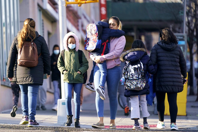 美國CDC最新研究發現，逾半數美國人體內驗出新冠抗體，每4名兒童中，就有3人曾經染疫過。（資料照／美聯社）