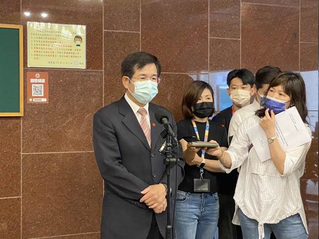 教育部長潘文忠今(27)日出席立法院教文會前接受媒體聯訪。(李侑珊攝)