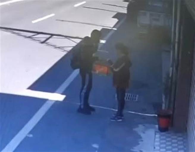 詐騙集團要婦人交付65萬元證明其清白，監視器拍下婦人交付款項給假檢察官的情形。（翻攝照片／林瑞益高雄傳真）