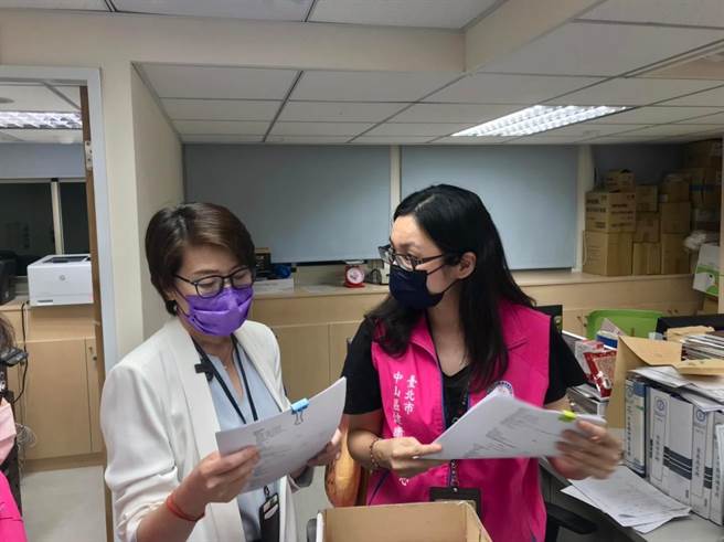 台北市副市長黃珊珊（左）26日前往中山區健康服務中心慰問同仁。（摘自黃珊珊臉書）