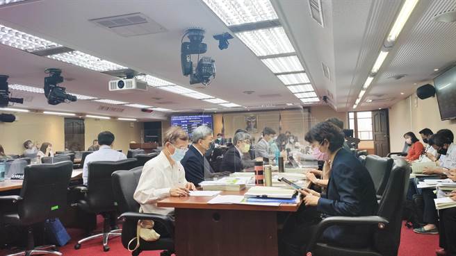 立法院社会福利及卫生环境委员会今天邀请环保署就主管预算解冻案审查报告。（林良齐摄）