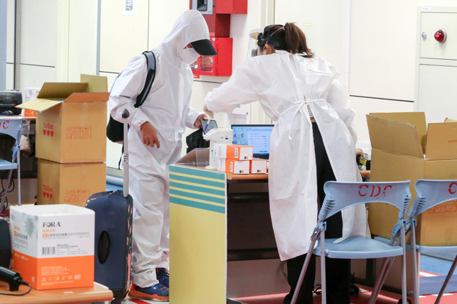 採檢陽性至今未收確診通知，同住者崩潰。圖為旅客入境領取快篩的畫面。（陳麒全攝）