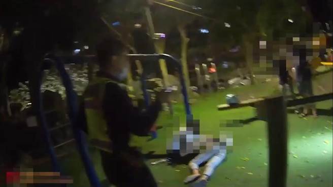 詹姓國中生疑因嘲笑居隔外出遭罰男子，被隔壁班同學糾眾圍毆。（翻攝畫面）