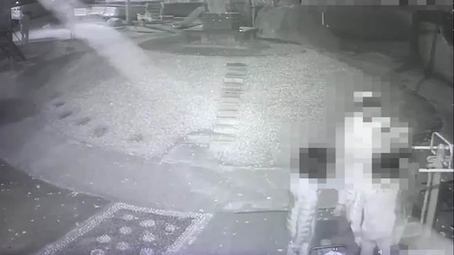 曾姓少年等人在公園外聚集。（翻攝畫面）