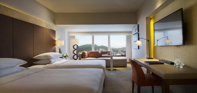 （台北君悦自5/1起至6/30酒店官网推出「黄金时刻」12小时住宿专案，释出君悦客房供双北地区需分流上班或在家工作的商务族群使用。图／台北君悦酒店提供）