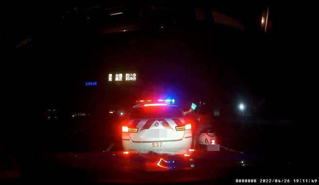 女騎士瘋狂騎上國道1號，國道警察最後順利在345.5公里處攔下她。（翻攝照片／林瑞益高雄傳真）