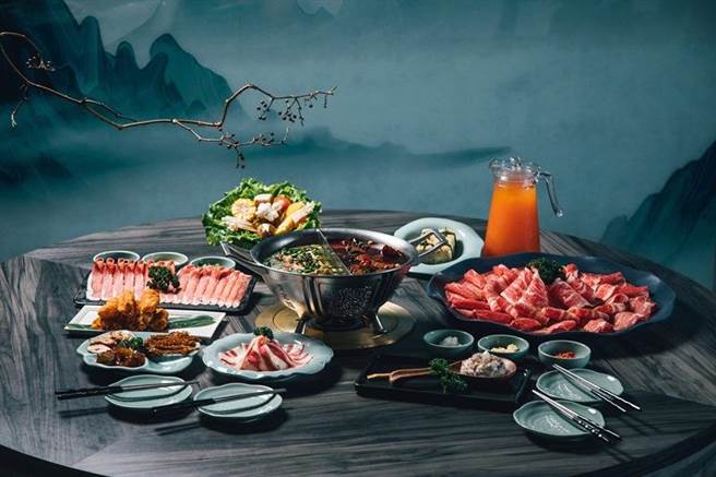 青花骄「四人青花飨宴」外带88折，内含青花椒麻辣锅／酸菜白肉锅、招牌牛三拼盛宴、特选肉品、彩蔬宝盒…等澎湃食材。（青花骄提供）