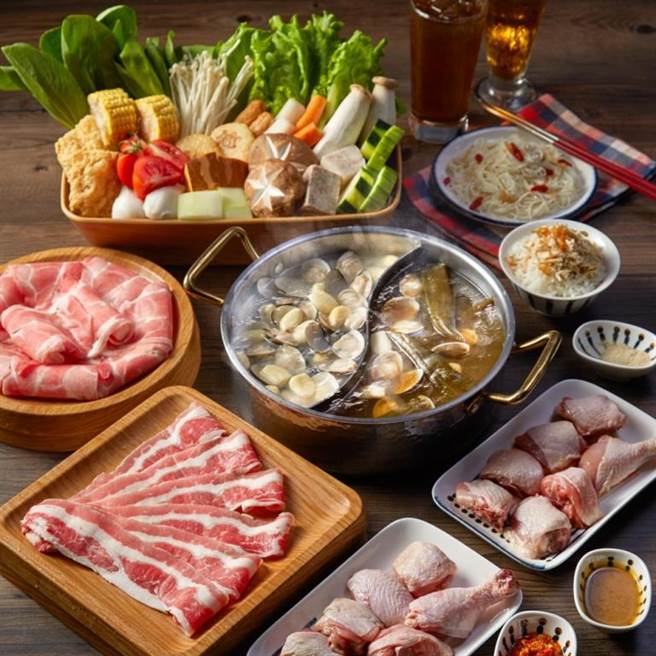 尬锅台式潮锅「四人尬锅分享餐」(原价1099元，88折：967元)，任选双拼汤头三款肉，慢火细熬的剥皮辣椒、金银蒜头、酒香麻油汤底，加上一锅双飨双肉大饱足。（尬锅提供）