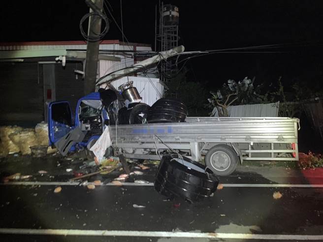台東縣卑南鄉351.2公里處27日2時發生一起小貨車自撞意外。（台東警分局提供／蔡旻妤台東傳真）