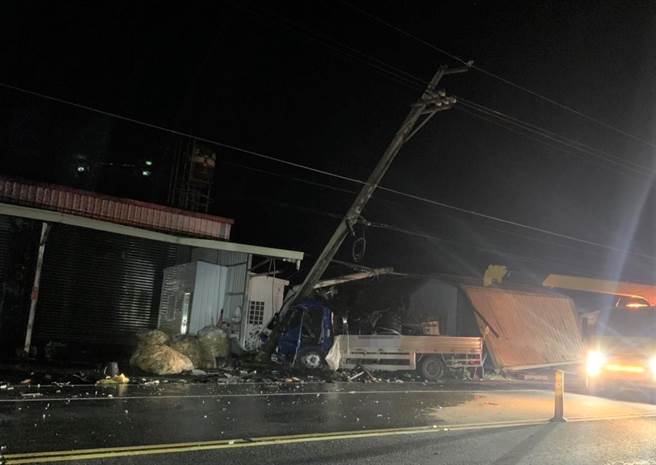 台東縣卑南鄉351.2公里處27日2時發生一起小貨車自撞意外。（台東警分局提供／蔡旻妤台東傳真）