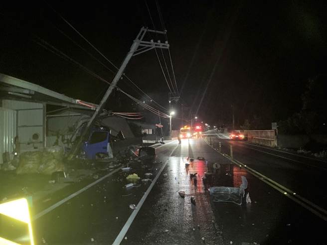 台東縣卑南鄉351.2公里處27日2時發生一起小貨車自撞意外。（台東警分局提供／蔡旻妤台東傳真）