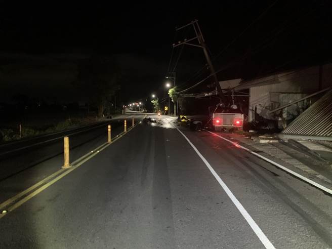 台東縣卑南鄉351.2公里處27日2時發生一起小貨車自撞意外。（台東警分局提供／蔡旻妤台東傳真）