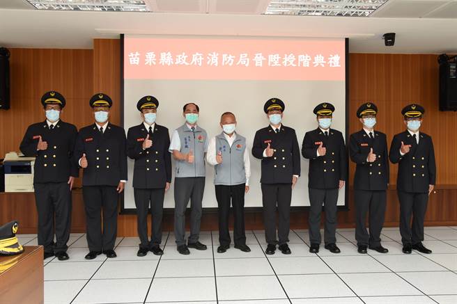 苗栗縣消防局今年有杜文嘉等7位打火弟兄晉陞小隊長，縣長徐耀昌27日為他們授階致賀。（苗栗縣政府提供／李京昇苗栗傳真）