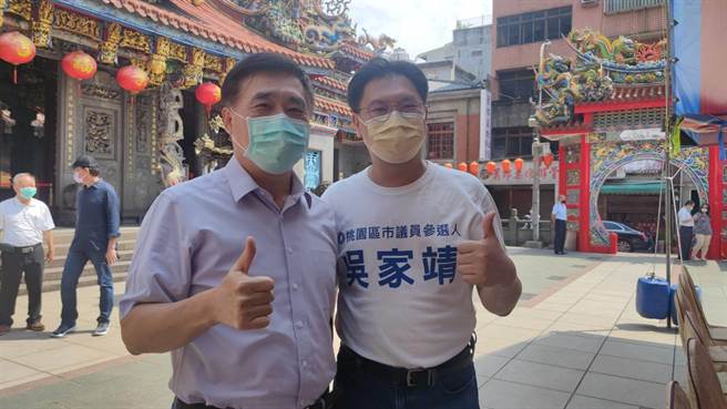 前台北市长郝龙斌（左）陪同桃园市桃园区市议员拟参选人吴家靖（右）车队扫街。（赖佑维摄）