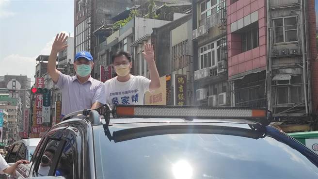 前台北市长郝龙斌（左）陪同桃园市桃园区市议员拟参选人吴家靖（右）车队扫街。（赖佑维摄）