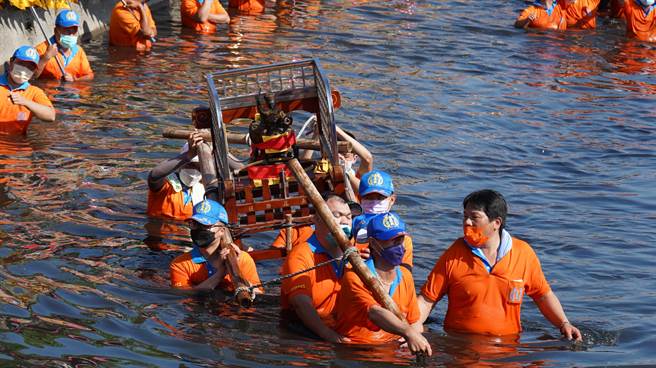 「衝水路、迎客王」祭典会安排神轿下水，遶王船码头一圈后，将客王迎上岸。（吕妍庭摄）