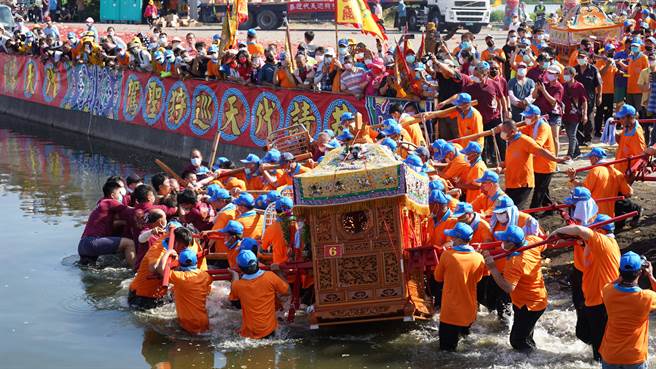 「衝水路、迎客王」祭典会安排神轿下水，遶王船码头一圈后，将客王迎上岸。（吕妍庭摄）