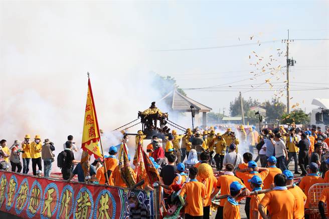 「衝水路、迎客王」今年仅布袋新塭当地3大庙宇的人员参与。（吕妍庭摄）