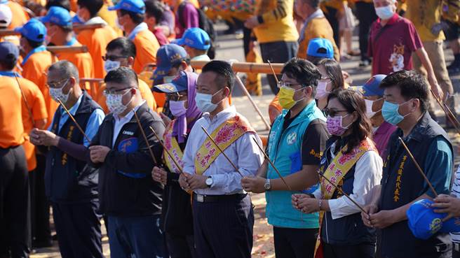 今仪式举办前，先由嘉义县长翁章梁、立委蔡易余、翁重钧、布袋镇长陈凤梅及地方代表，手持清香祈求「代天巡狩」保佑疫情远离。（吕妍庭摄）