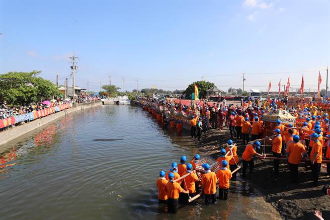 受疫情影响，庙方今年缩小规模，王船码头现场仅4、500人参与。（吕妍庭摄）