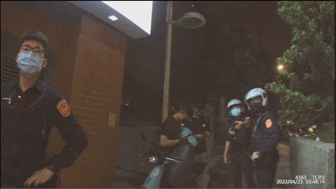 警方發現高男在人行道上騎乘機車，當場將他攔下並聞到濃濃酒味。（翻攝照片／林郁平台北傳真）