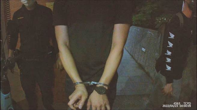 高男酒測值達0.59，當場被上銬逮捕。（翻攝照片／林郁平台北傳真）