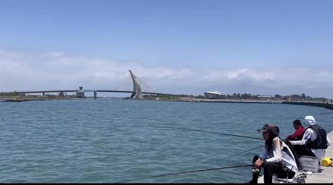 曹男機車不見，沒想到是掉到海裡面。（翻攝照片／高雄洪靖宜傳真）