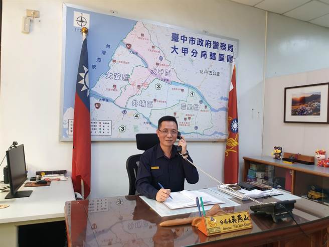 为让民眾了解及提醒业者酒驾新修法相关规定，大甲警分局长吴燕山26日接受警广电话专访进行宣导。（警方提供）