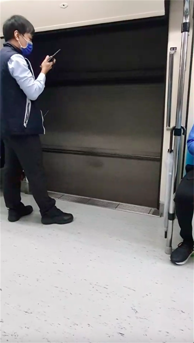 北捷板南线车门关不了却发车，民眾录影陈情。（简舒培提供／杨亚璇台北传真）