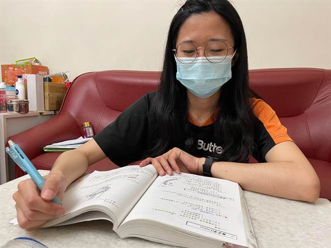 弘光科大后护系毕业生林晓真，护理师国考获全国第二名，已进入职场就职 。（弘光科大提供／陈淑娥台中传真）