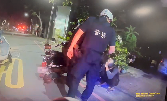 骑士见警突然全身「皮皮挫」，警员眼尖尾随在后拦查当场查获安毒。(苏育宣翻摄)

