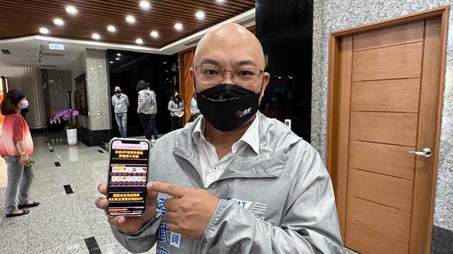 高市议员蔡武宏今（27）日质询时指出，高市府各局处自推APP，但使用成效不彰，下载率相当低弱，评分甚至低到1.6颗星，主要是不便民，希望未来整体设计上，更加跨局处讨论，才能让市民体验更加完善的APP服务。（柯宗纬摄）