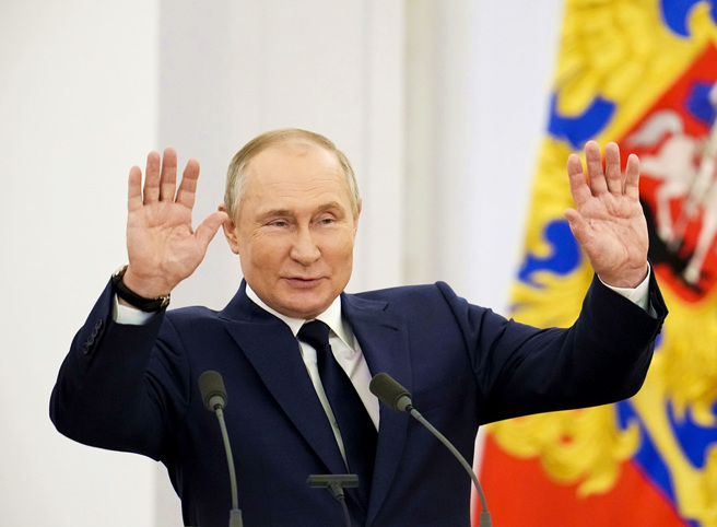 2月普丁與白俄羅斯總統魯卡申柯（Alexander Lukashenko）會面的畫面再度瘋傳，影片顯示普丁右手止不住「抖動」，引發外界關注他的身體狀況。（資料照／美聯社）