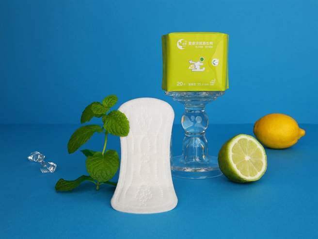 檸橙派對精選「薄荷、檸檬、甜橙、香蜂草、依蘭」天然精油配方，散發出初夏的清爽氣息。圖片來源：愛康涼感衛生棉。