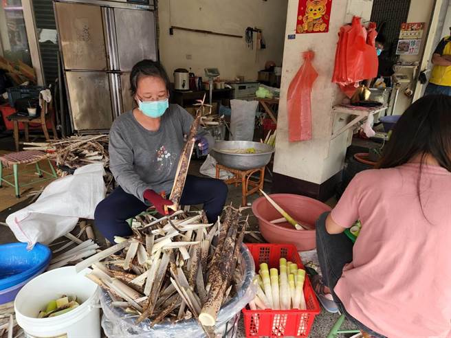 目前是桂竹筍盛產期，南投縣竹山鎮身為「桂竹筍」重要產區，鎮上街道兩旁、市場也開始隨處可見桂竹筍攤位。（公所提供／吳建輝南投傳真）