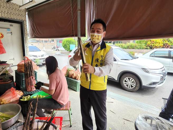 而公所為推廣竹筍，將在5月14日舉辦「剝筍樂游趣」活動，限額100組民眾來舉行剝筍大賽，鎮長陳東睦表示，剝筍要快要有技巧，還要保證筍子無傷，歡迎大家來挑戰。（公所提供／吳建輝南投傳真）