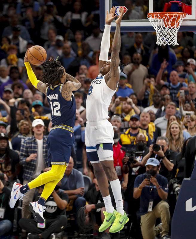 莫兰特投进绝杀球，帮助灰熊险胜灰狼取得3比2听牌优势。(路透)