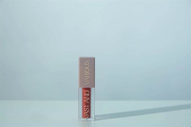 Vast and Various莫内系列 3in1唇釉3.1g，760元。（Vast and Various提供） 