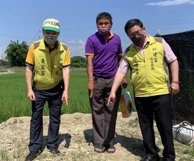 彰化县花坛乡彰花路附近地段盐化，农作枯死。（柯金德提供／吴敏菁彰化传真）
