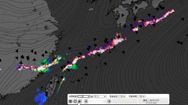 台灣北方的滯留鋒面閃電綿延2300公里。(翻攝自 彭啟明臉書)