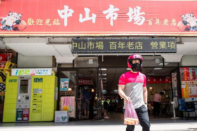 （foodpanda 台灣於 2021 年 7 月起攜手台北市政府力推「數位菜市場」，輔導攤商數位轉型。圖／foodpanda台灣提供）