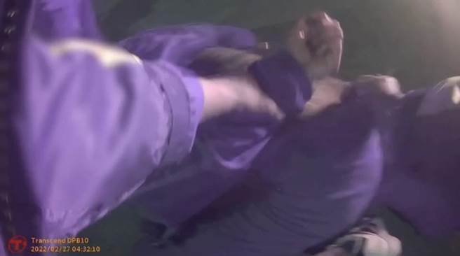 高雄蒋姓男子和孙姓前妻离婚后，蒋男不满孙女在网路上对他呛声，今年2月竟无视保护令，带着5把西瓜刀到孙女的住处砍人。（翻摄画面／洪浩轩高雄传真）