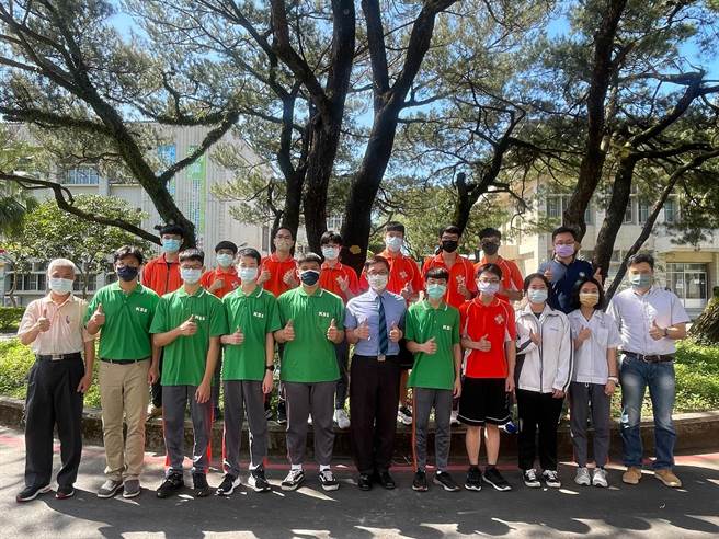 國立花蓮高工在甫完賽的第52屆全國技能競賽北區分賽中，奪下5面金牌、1面銀牌、1銅牌及1優勝，8月他們也將代表學校挺進全國決賽，替花蓮爭光。（花蓮高工提供／羅亦晽花蓮傳真）