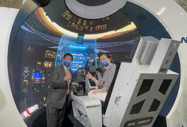 （经济部长王美花27日体验新一代沉浸式LED球型飞行模拟舱。图／智崴提供）