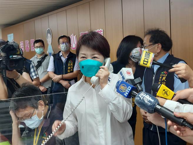 台中市长卢秀燕至西屯区公所视察「居家安心照护关怀中心」，并亲自致电两位居家照护中的轻症确诊者，关心了解健康与生活状况。（谢琼云摄）